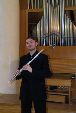 Тарас Малик, флейта.  Фото з сайту http://oblfilarmonia.com