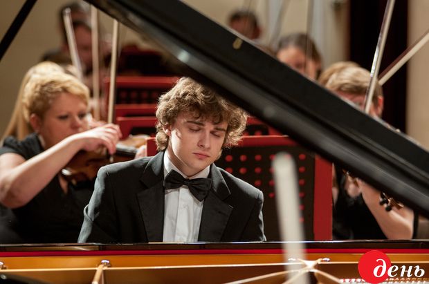 ВИСТУПАЄ КИЯНИН ОЛЕКСІЙ КАНКЕ, ЯКИЙ ОТРИМАВ І ПРЕМІЮ \ Фото Олексадра ІВАНОВА ВИСТУПАЄ КИЯНИН ОЛЕКСІЙ КАНКЕ, ЯКИЙ ОТРИМАВ І ПРЕМІЮ \ Фото Олексадра ІВАНОВА