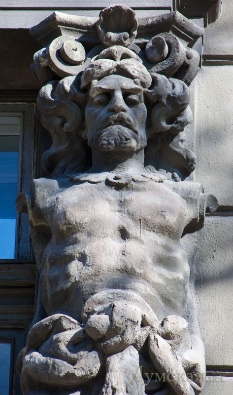Фигура на фасаде здания Одесского общества взаимного кредита