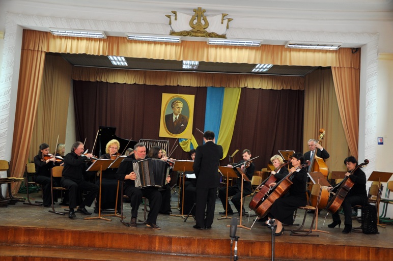 В.Зубицький у супроводі камерного оркестру ДМК ім. В.Барвінського (кер. С.Фендак) В.Зубицький у супроводі камерного оркестру ДМК ім. В.Барвінського (кер. С.Фендак)