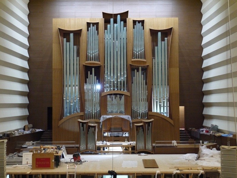 Немецкие мастера уже собрали новый орган. Фото: filarmonia.kh.ua