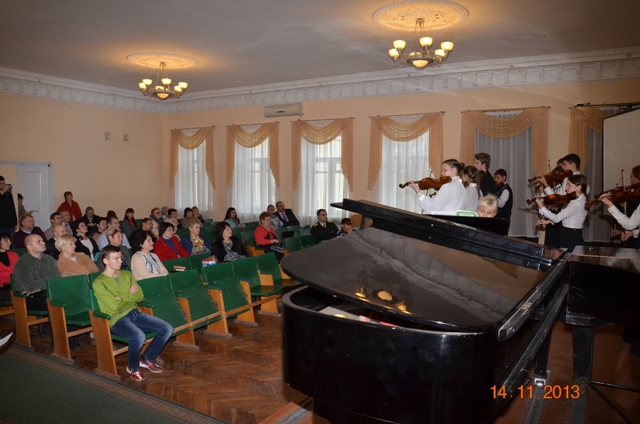 Мала зала Херсонського музичного училища. Фото з сайту: http://www.xmy.ks.ua