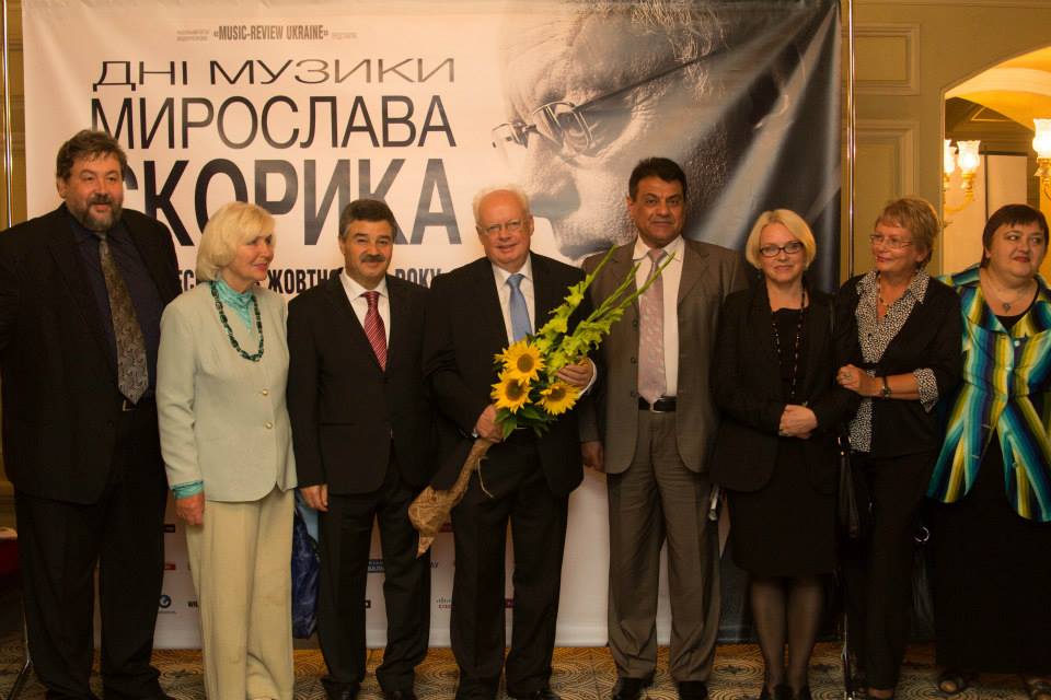 Мирослав Скорик в колі друзів.  Національна опера України /фото Тетяни Платонової