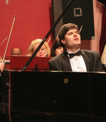 Сергій Григоренко, фортепіано. Фото з сайту:  http://www.philharmonia.lviv.ua
