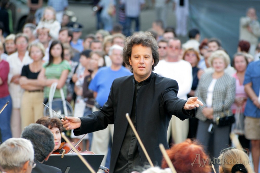 Ерл Хобард вже два десятилііття очолює Одеській филармонічний оркестр. Фото: dumskaya.net