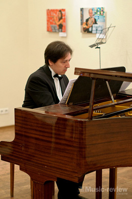 Грає лауреат міжнародних конкурсів піаніст Роман Рєпка