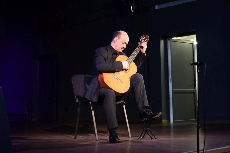 Емоційний вечір під гітару