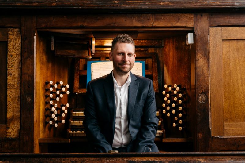 Органіст з Лондона зіграє єдиний концерт в Органному залі та вчитиме музиці дітей