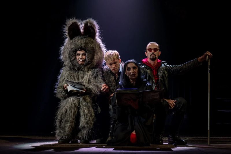 Резонансну виставу 