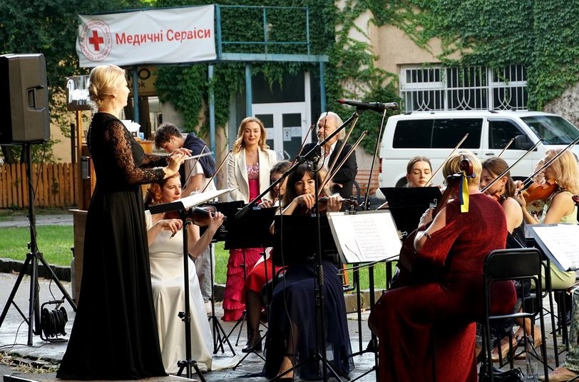 На благодійному концерті симфонічного оркестру в Ужгороді зібрали 13 тис. грн для ЗСУ 
