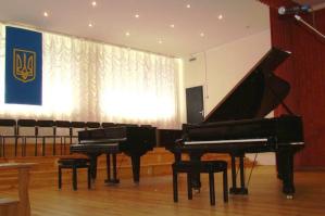 Для чернігівської музичної школи придбали раритетний рояль